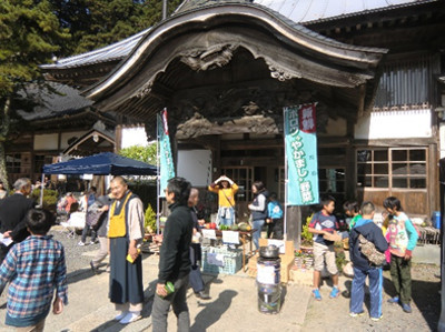 お寺の前では保呂羽の野菜販売も。予想していた以上に来場者がいて驚きました。盛況でした、天気も良かったですし。