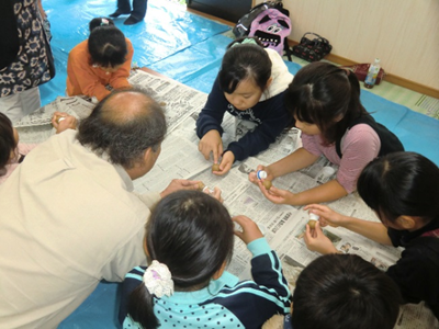 子供達は、それぞれ違う学校の児童が多かったようでしたが、初めて会ったばかりでもみんな仲良く夢中になって製作(とおしゃべり)に励んでいました。