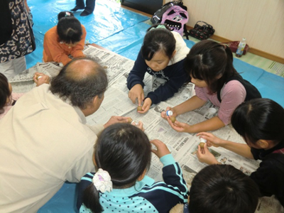 子供達は、それぞれ違う学校の児童が多かったようでしたが、初めて会ったばかりでもみんな仲良く夢中になって製作（とおしゃべり）に励んでいました。