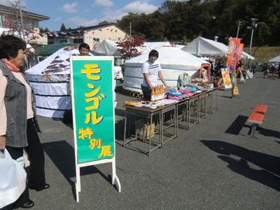 屋外のモンゴル特別展ではゲル(モンゴルの移動式住居)が展示されていました。