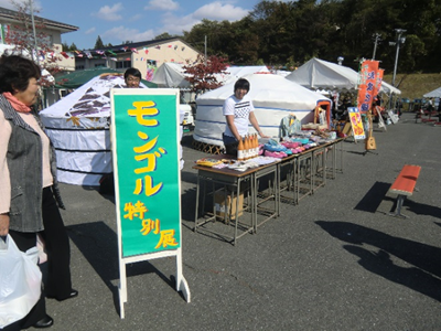 屋外のモンゴル特別展ではゲル（モンゴルの移動式住居）が展示されていました。