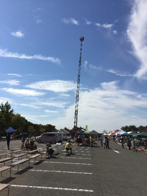 総合司会のFMあすも河合純子さんがはしご車に乗って地上40mからの放送で幕開け。さすがに地上40mは電波がとぎれとぎれでしたが逆に臨場感がありました。この後、このはしご車には一般客も乗ることが出来るのですが行列が出来ていました。