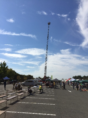 総合司会のＦＭあすも河合純子さんがはしご車に乗って地上４０ｍからの放送で幕開け。さすがに地上４０ｍは電波がとぎれとぎれでしたが逆に臨場感がありました。この後、このはしご車には一般客も乗ることが出来るのですが行列が出来ていました。