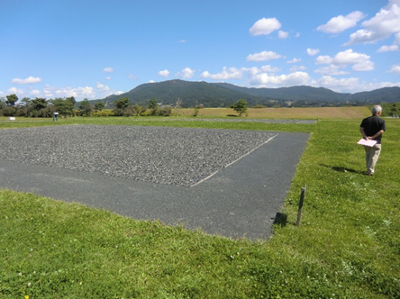 柳之御所遺跡。北上川のほど近くで、天気のいい日はシートを広げてお弁当を食べたくなるような空間です。