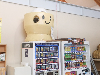 ペッタンくんは自販機の上から、私たちをあたたかく見守ってくれていました。