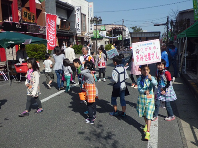 なのはなプラザから一ノ関駅前交差点(アイプラザさん前)まで、宣伝隊がプラカードを掲げてお客さんの呼び込み。「なのはなプラザにおいでくださーい」