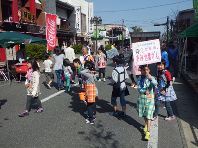 なのはなプラザから一ノ関駅前交差点（アイプラザさん前）まで、宣伝隊がプラカードを掲げてお客さんの呼び込み。「なのはなプラザにおいでくださーい」