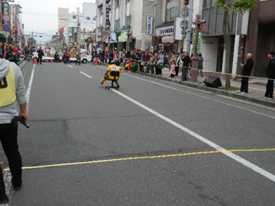 予選の一コマ。直線区間を一発勝負で走るタイムトライアル。1チーム終えるごとにタイムと暫定順位などが発表されます。