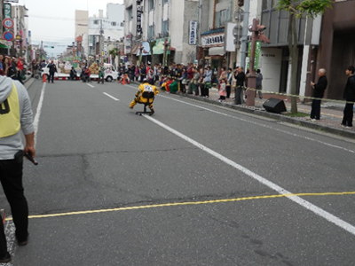 予選の一コマ。直線区間を一発勝負で走るタイムトライアル。１チーム終えるごとにタイムと暫定順位などが発表されます。