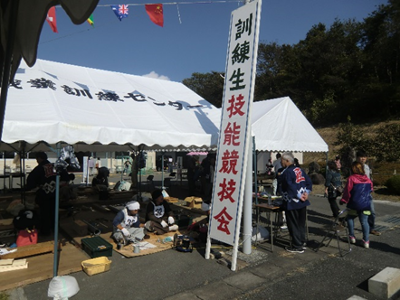 10月末に開催される県の技能協議会の予行演習?として訓練生による技能協議会が開催されていました。ゼッケンをした訓練生の方達が道具や機械を使って木を加工しながら何かを作っています。