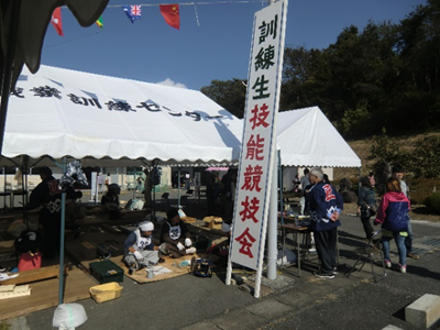 １０月末に開催される県の技能協議会の予行演習？として訓練生による技能協議会が開催されていました。ゼッケンをした訓練生の方達が道具や機械を使って木を加工しながら何かを作っています。