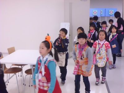 あいさつの練習を終えていざ出発!
