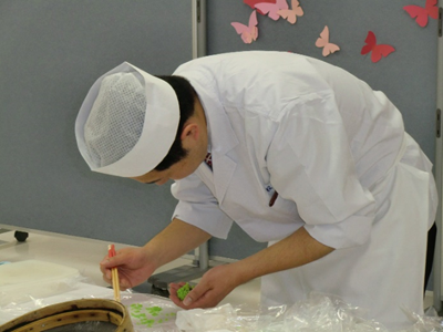 松栄堂の職人さんが和菓子作りを指導する和菓子作り体験も。抹茶をいただくコーナーもありました。