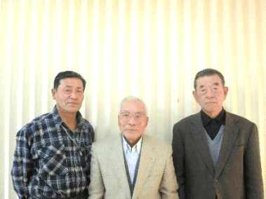 自治会長　千葉博司さん(中央)　 　　　　　　　　　　　　　副自治会長　中村登さん(左)　　区長　鈴木誠さん(右)