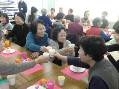 最終的には40人近い人が参加してのクリスマス会に。それではご発声お願いします。「かんぱーい!」みなさん笑顔があふれていますね。
