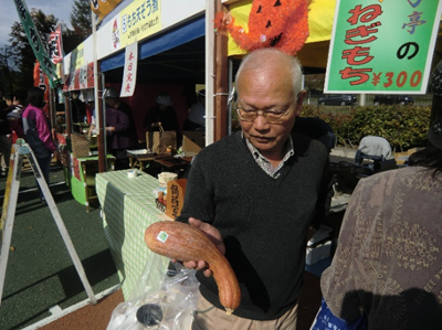 骨寺村荘園交流館「若神子亭」のブースには最近いろんなところでお会いする伊藤さんが南部一郎かぼちゃを持ってお手伝いしていました。Hana金で伊藤さんが南部一郎かぼちゃをモチーフに作成した箸置きを拝見しましたが、実物をちゃんと見たのは初めて。最初の1個目はここの「黄金ねぎもち」でした。