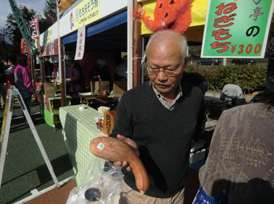 骨寺村荘園交流館「若神子亭」のブースには最近いろんなところでお会いする伊藤さんが南部一郎かぼちゃを持ってお手伝いしていました。Ｈａｎａ金で伊藤さんが南部一郎かぼちゃをモチーフに作成した箸置きを拝見しましたが、実物をちゃんと見たのは初めて。最初の１個目はここの「黄金ねぎもち」でした。