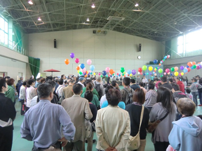 開会式。思っていた以上の人の多さにびっくり!来賓として、市長をはじめ一関選挙区選出の県議会議員が5人全員出席。一関市議会議員も何人かいらっしゃっていました。