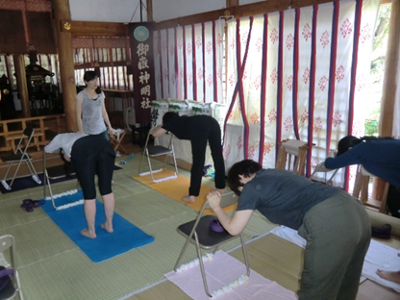 ヨガ体験：簡単に見えるこのポーズも私の腰には結構効きました