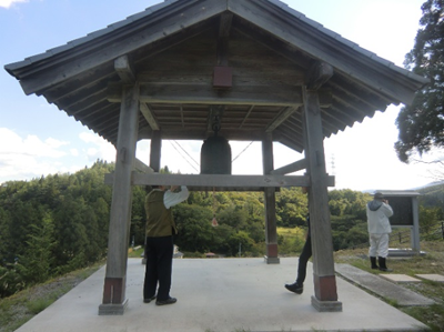 東山田河津横沢地区の月山神社の梵鐘(はんしょう)。第2次大戦中に軍需物資として供出され、戦後宮城県松島町にあることがわかり、返還交渉の末平成22年に戻ってきたのだそうです。