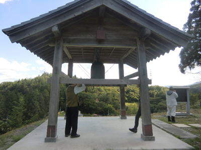 東山田河津横沢地区の月山神社の梵鐘（はんしょう）。第２次大戦中に軍需物資として供出され、戦後宮城県松島町にあることがわかり、返還交渉の末平成２２年に戻ってきたのだそうです。