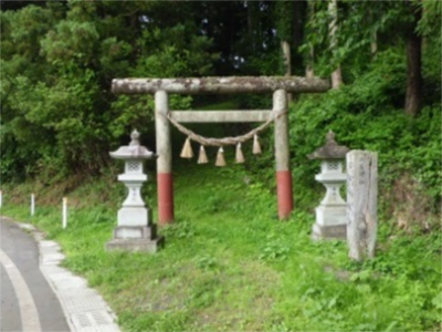 しめ縄がまつられた日吉神社の鳥居