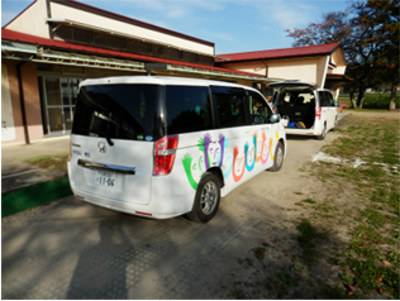 響生さんに私たちが到着したタイミングで、子供たちを乗せた送迎車が、学校から「リトル・ピース」（事業所の名称）に到着しました。