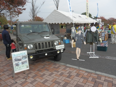 自衛隊コーナーも。以前自衛官募集のポスターにゴルゴ13が出演していたバージョンを見てツボに入りましたが、今回はかわいらしい女性自衛官のパネルがお出迎え。