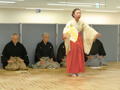 続く舞台発表ではお国の伝統芸能の競演。まずはジャパンーズトラディショナルから。と言っても私も説明できません。「高砂」の演目があったので謡曲というのでしょうか、写真は能?勉強不足で申し訳ありません。