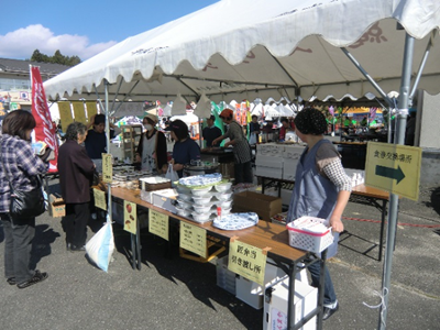 千厩の「お弁当のまんまや」さんのテント(まんまやさん単独なのかは未確認)では、ラーメン・カレー・うどんの他、だんごやおにぎり、いもの子汁を販売。