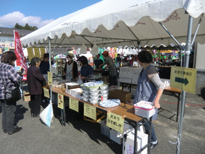 千厩の「お弁当のまんまや」さんのテント（まんまやさん単独なのかは未確認）では、ラーメン・カレー・うどんの他、だんごやおにぎり、いもの子汁を販売。