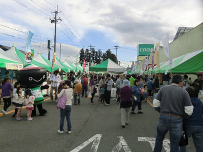 沿岸を中心とした被災地からの出展も多く、お米や海の幸など様々な商品を販売していました。その他この日は餅振る舞いもあったそう。