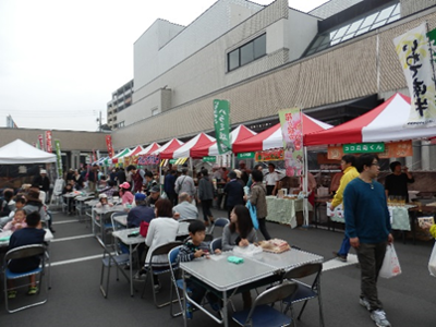 地元や姉妹都市三春町の産品が並びました。