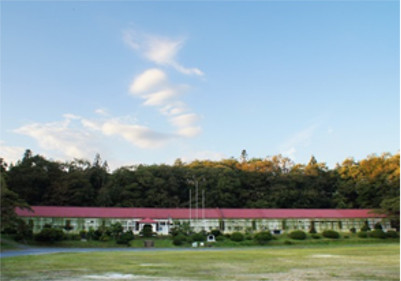 正面から見た達古袋小学校の風景