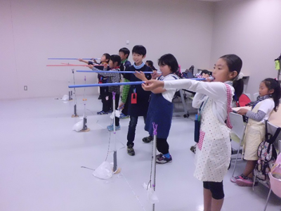 お昼休みのスポーツ吹矢体験。もしかしたらこの中からいわて国体の選手が出るかも!?