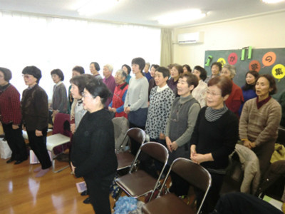 会場の談話室には30人以上の参加者が集まりました。足元のフローリングは若干寒かったですが、それを上回る熱気がムンムン。まずは発声からスタートです。