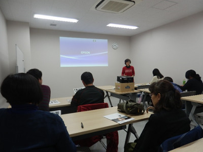 こじんまり部屋での少人数の試写会でした