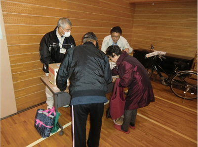 一関清掃センターの特別企画、「再生品無料抽選会」のコーナー。自転車などを目当てにたくさんの方が抽選箱に名前を書いた紙を投函していたようです。