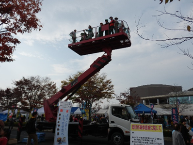 住宅祭のくくり?高所作業車登場体験。はしご車と違い1回に乗れる人数が多くて回転が良かったようです。