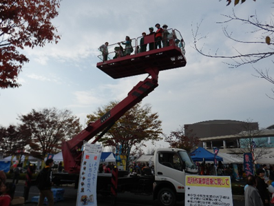 住宅祭のくくり？高所作業車登場体験。はしご車と違い１回に乗れる人数が多くて回転が良かったようです。