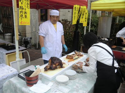 翌日の5日12時からいちのせきミートの豚のもも肉焼きが販売されました(500円)。同社の各種ソーセージはいろんなイベントでいつも食していますがこれは初めて。衝撃の美味しさに思わず2パックお持ち帰りしたところ、「何これ、うまい!」と長男に好評でした。