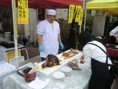 翌日の5日12時からいちのせきミートの豚のもも肉焼きが販売されました（500円）。同社の各種ソーセージはいろんなイベントでいつも食していますがこれは初めて。衝撃の美味しさに思わず２パックお持ち帰りしたところ、「何これ、うまい！」と長男に好評でした。