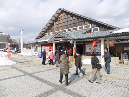 会場は道の駅厳美渓。今年は雪も少なく遠方から来場された方も多かったようです。私の向かいに座った方は北上から、その隣の方は石巻からいらしたそうです。