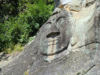 岩に彫られた顔面大仏。どうやって彫ったのか考えると眠れなくなりそうです。