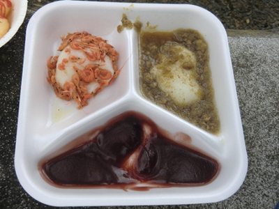 花泉観光開発の「昔ながらの三食もち」。なんだかんだ言ってあんこもちが一番落ち着くのは私だけでしょうか?