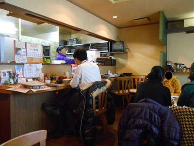 店内にはテーブル席が6つ、カウンター席が3~4席あります。 店内は手芸作品が装飾されていて、情報コーナーもあり、とても落ち着いた雰囲気です。テーブルから、奥さんがお料理の準備をしている姿が見えるのがいいですね。奥さんはとても明るい方で、お料理を待っている間に何度も話しかけていただきました!_(*^-^*)