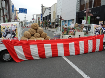 2台のトラックに積み上げられた商品。優勝賞品は県産ひとめぼれ新米90キロ!