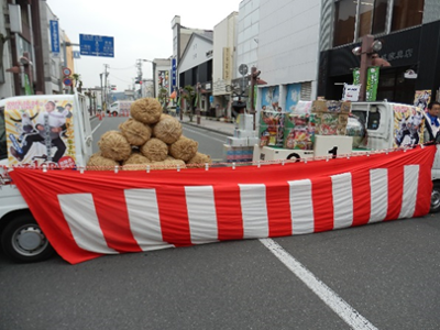 ２台のトラックに積み上げられた商品。優勝賞品は県産ひとめぼれ新米90キロ！