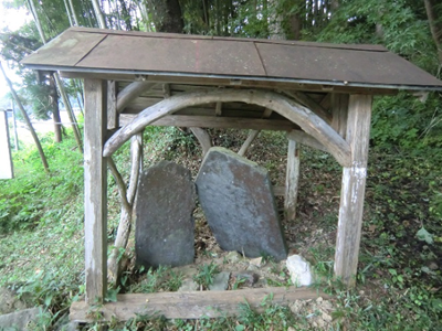 川崎の最明寺の境内には、1256(建長8)年建立の最明寺石塔婆があります。 岩手県最古の年号が記された板碑です。