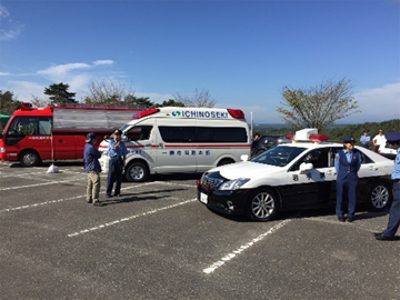 消防祭にもなっていた会場には、はしご車を始め消防車、救急車、パトカー、白バイなどが集合し、それぞれ乗る事が出来ます。参加者は各々好きな車両に搭乗し、写真を撮ってもらっていました。私も救急車に乗ろうかと思いましたが、リアル世界でお世話になりそうで笑えない為自重。